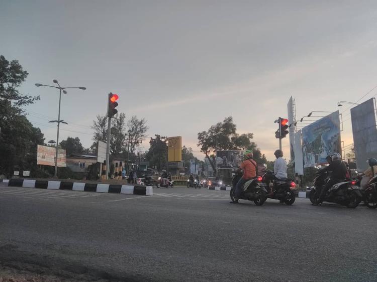 Hindari Jalan Macet Rawan Terjatuh Saat Pagi Musim Hujan di Kota Tanjungpinang, Tandai!