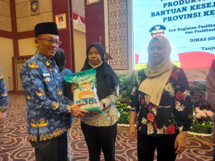 Hadiri Penyerahan Bantuan Ekonomi Produktif dan Beras 5 Kilo, Hasan Sebut Pemko Akan Bagikan BLT 