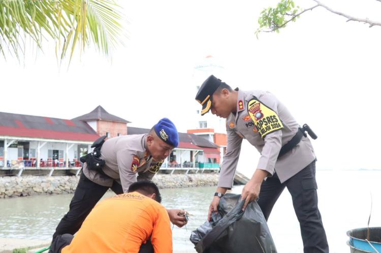 Polres Karimun Rayakan HUT Polairud dengan Aksi Bersih-Bersih Pantai