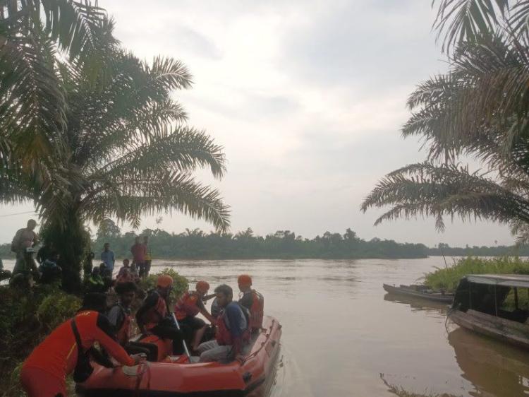 Sampan Terbalik di Sungai Kampar, Seorang Nelayan Hilang Hingga Kini 