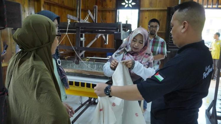 Sambangi Rumah Tenun Lingga, Bupati Nizar dan Istri Ikut Menenun Kain Tradisional