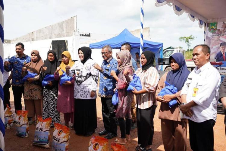 Warga Pulau Rempang Terima Bantuan Sembako dari Pemko Batam