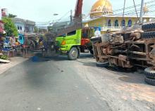 Sebuah Mobil Dump Truk Tergelincir di Golden Prawn Batam Sore Tadi