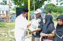 Gubernur Ansar Menyerahkan Bantuan Pangan Cadangan Beras Pemerintah Tahap II untuk Warga Sekupang