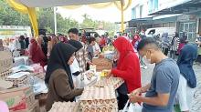 Hemat di Saku, Bazar Pangan Murah di Karimun Diserbu Emak-emak