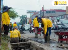 PUPR Kerahkan Pasukan Kuning Lakukan Pengerukan Drainase di Kota Pekanbaru