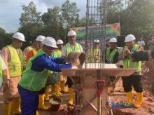 Bupati Nizar Lakukan Peletakan Batu Pertama Pabrik Plywood di Desa Linau