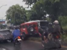Terpeleset! Mobil Jeep Nyangkut di Jalan DI Panjaitan Tanjungpinang