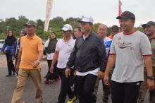  Gubernur Ansar Hadiri Jalan Santai dan Senam Sehat Dalam Rangka HUT ke-52 KORPRI