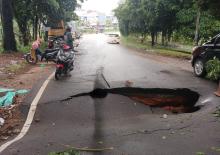 Hati-hati Jalan Raya Depan Perumahan Taman Asri Batam Amblas, Bikin Macet
