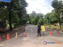 Jalan Arah Tiban-Sekupang Batam Ditutup Gegara Ambruk dan Pohon Tumbang