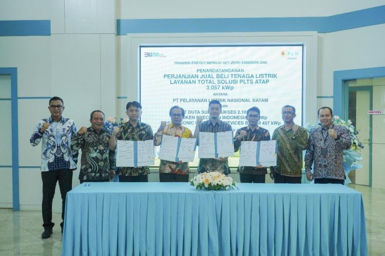 PLN Batam Tambah Pasokan Listrik Hijau 3.057 KWp ke Pelanggan Industri