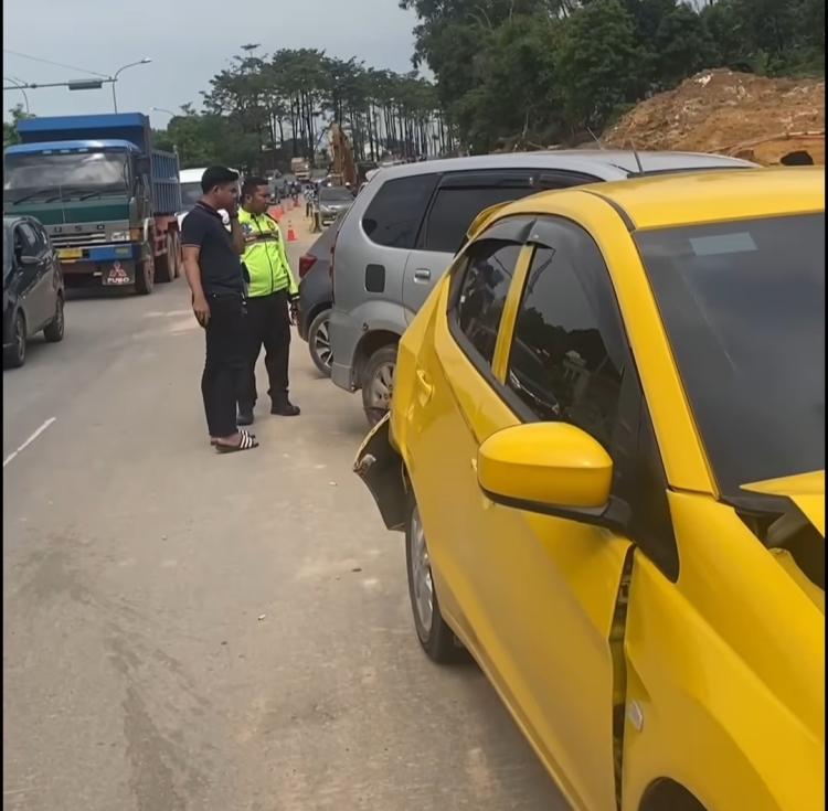 Diduga Rem Blong, Truk Trailer Sebabkan Kecelakaan Beruntun di Baloi Batam