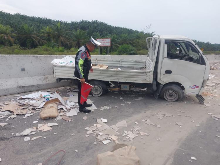 Ban Belakang Pecah di Jalan Tol Pekanbaru-Dumai, Mobil Pick Up Hancur 