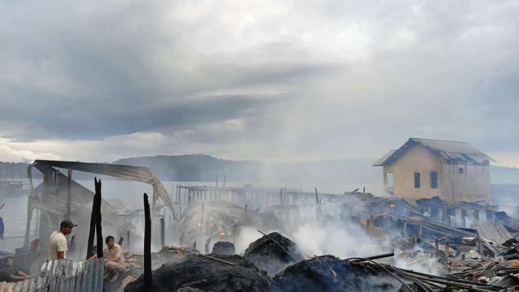 Kebakaran Hebat Landa Desa Batu Belubang di Lingga, Lima Rumah Hangus