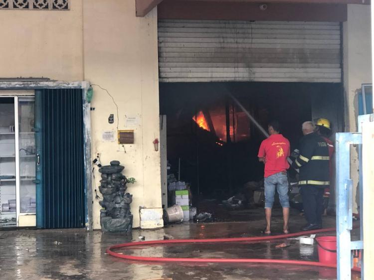 Kawasan Union Industrial Park Batuampar Batam Kebakaran, Api Terus Menjalar