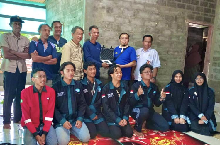 Tim P2MD Ikatan Mahasiswa Muslim Politeknik Negeri Batam Serahkan Alat Sensor NPK Tanah kepada Petani Sanggam Seligi