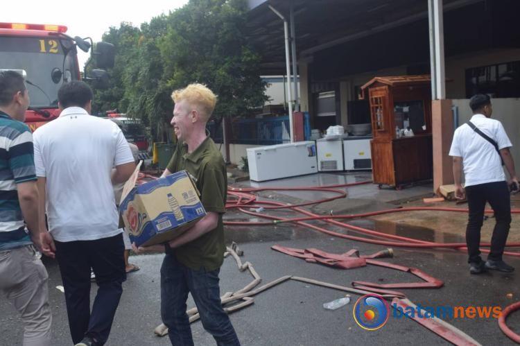 Kebakaran di Batam: Pasokan Air Tersendat Warga Gunakan Botol Air Mineral untuk Padamkan Api