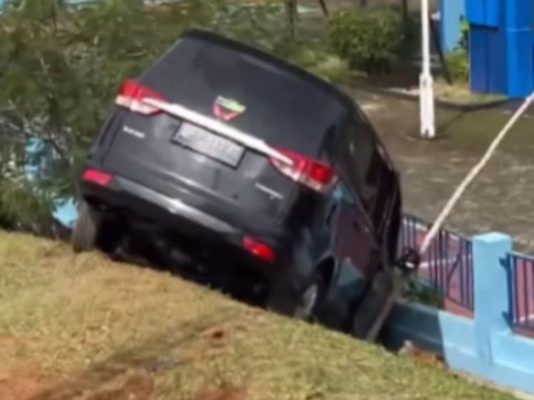 Kecelakaan Tunggal di Tanjungpinang, Mobil Wuling Tabrak Warung dan Kantor BP3MI
