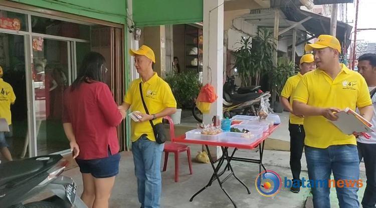Mulai Tahap Kampanye, Herman Akham Bagikan Kalender Door to Door di Meral Karimun