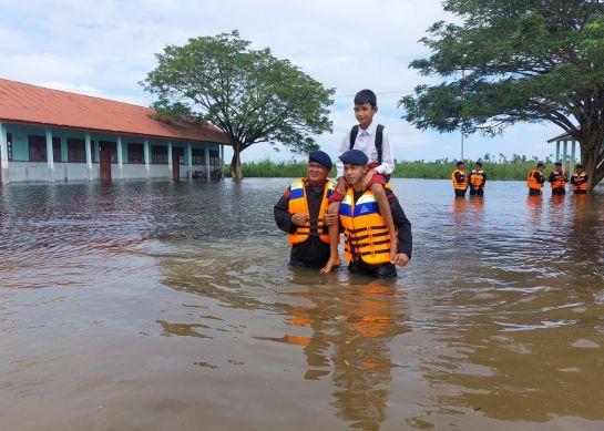 Brimob Batalyon B Sigap Bantu Warga Terdampak Banjir di Rantau Kopar Rohil