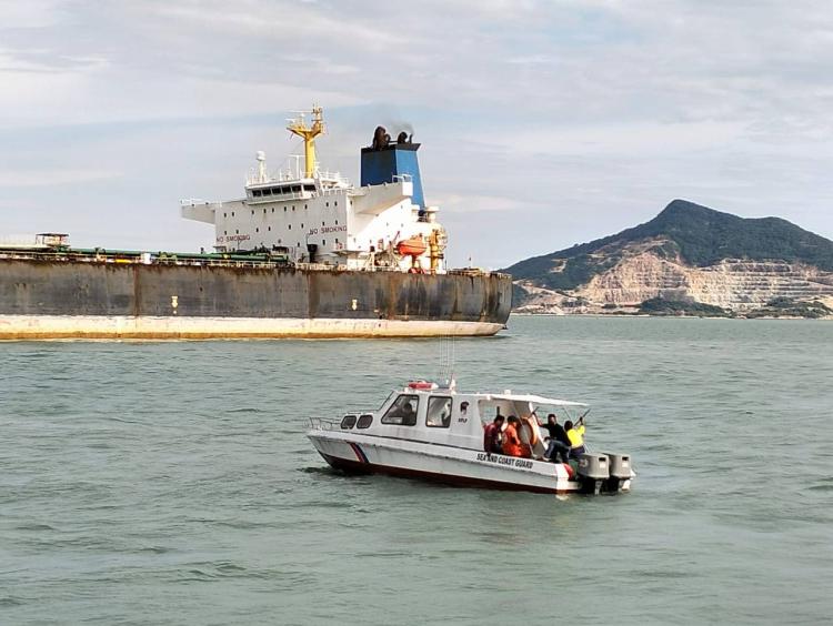 Tanker MT. Liberty Muatan Minyak Mentah Kandas di Perairan Pulau Asam Karimun, KSOP Siaga