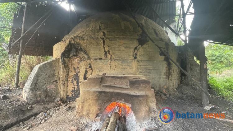 Mengenal Dapur Arang Tradisional Pulau Galang dan Perjuangannya Melawan Waktu