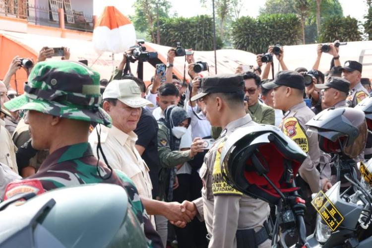 Prajurit Penggendong Zhafirah, Pendaki yang Videonya Viral Dapat ucapan Khusus dari Prabowo