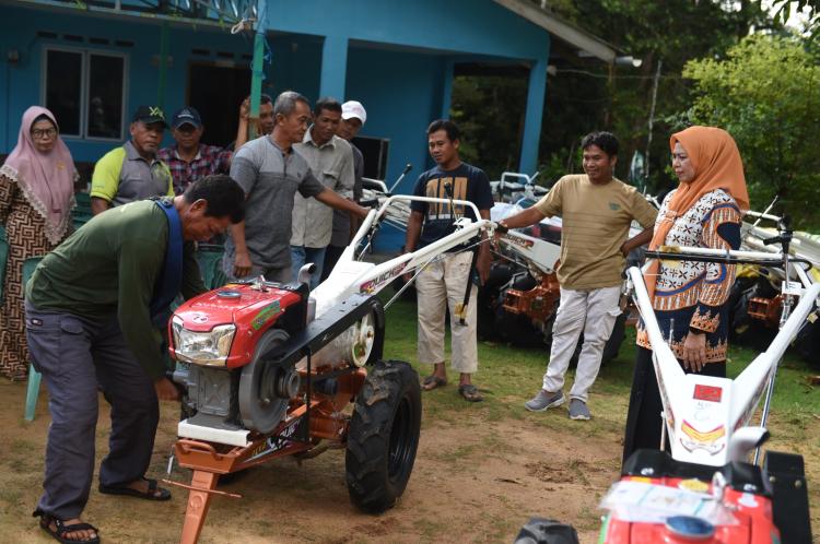 Ketua TP-PKK Kepri Serahkan 9 Unit Traktor Tangan untuk Masyarakat Desa Ekang Enculai