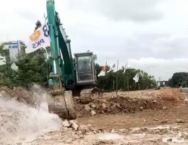 Pipa Bocor di Depan Perumahan Sukajadi, Air Batam Hilir Berupaya Perbaiki 