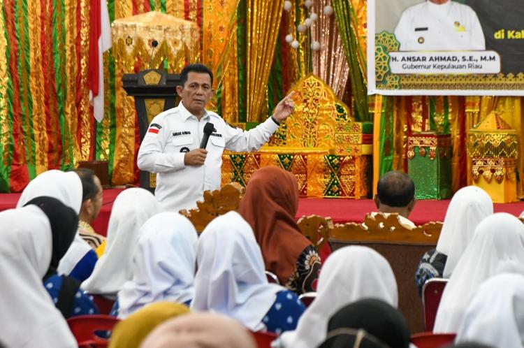 Hari Kedua di Karimun, Ansar Serahkan Insentif Tenaga Pendidikan Anak dan Bantuan Peternakan
