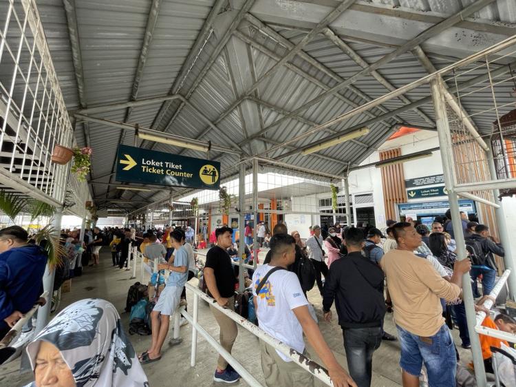 Pelabuhan Penyeberangan Roro Batam Disesaki Penumpang Selama Libur Natal dan Tahun Baru