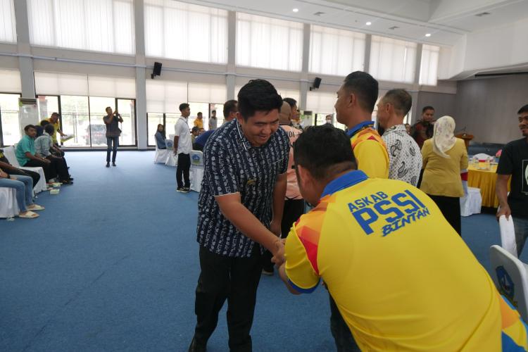 Kabupaten Bintan Sumbangkan Peralatan Olahraga untuk Atlet Lokal