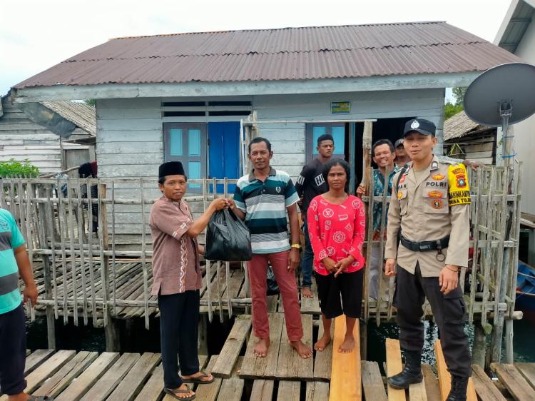 MUI dan Ormas Islam Distribusikan Sembako untuk Muallaf Suku KAT di Lingga
