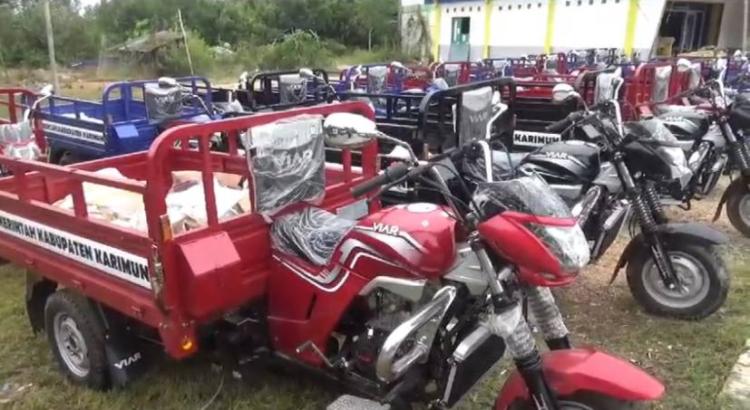 Kelompok Masyarakat Buru Terima Bantuan Kendaraan Roda Tiga dari Pemkab Karimun