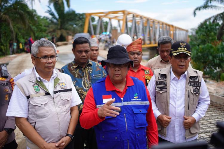 Dioperasikan Awal Januari 2024, Gubri Edy Natar Cek Pengerjaan Jembatan Surau Munai Rohul