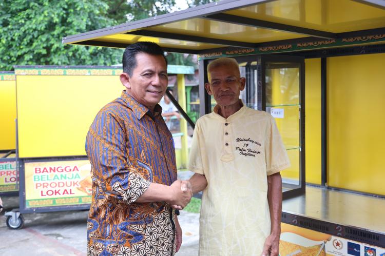 Sebanyak 79 Pedagang TPL Tanjungpinang Dapat Bantuan Gerobak, Gubernur Ansar Berpesan Manfaatkan Dengan Baik