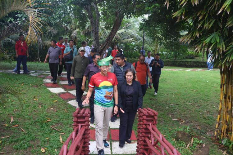 Menteri Parekraf Sandiaga Uno Temui Wisatawan sambut 2024 di Poyotomo, Kaki Gunung Bintan