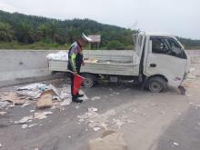 Ban Belakang Pecah di Jalan Tol Pekanbaru-Dumai, Mobil Pick Up Hancur 