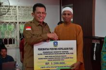 Gubernur Ansar Serahkan Bantuan Insentif Guru Pendidikan,  Penyuluh Agama Non ASN & Pemuka Agama se Kota Batam 