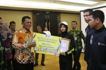 Gubernur Ansar Serahkan Penghargaan dan Bantuan Dana Pelatihan kepada Atlet dan Pelatih Berprestasi