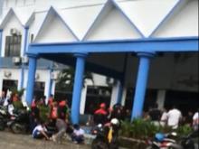 Ratusan Buruh Batam Demo di Disnakertrans Kepri, Ada yang Pakai Kaos Partai