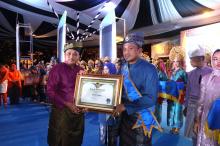 Toko Muda Pengusaha Pesisir Hasim Terima Penghargaan Anugerah Batam Madani Bidang Sosial