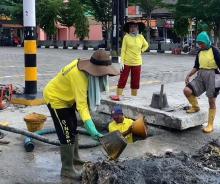 Tangani Banjir, Pemko Pekanbaru Kerahkan Pasukan Kuning PUPR Bersihkan Drainase Jalan Soebrantas