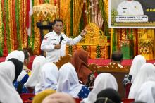 Hari Kedua di Karimun, Ansar Serahkan Insentif Tenaga Pendidikan Anak dan Bantuan Peternakan