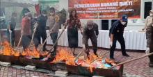Kejari Karimun Musnahkan Barang Bukti dari 81 Perkara Tahun 2023