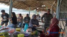 Hujan Tak Halangi Keseruan Liburan Warga di Pantai Ketam Karimun