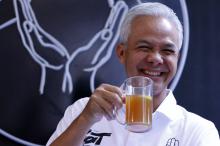 Ganjar Pranowo Diserbu Pedagang, Ditawari Jamu cap Kuda Laut 