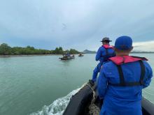 Satpolairud Polres Karimun Evakuasi Dua Nelayan Rusak Mesin di Perairan Pulau Mudu
