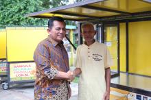  Sebanyak 79 Pedagang TPL Tanjungpinang Dapat Bantuan Gerobak, Gubernur Ansar Berpesan Manfaatkan Dengan Baik